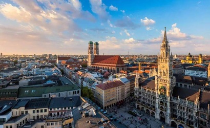 Blick über München mit Frauenkirche – Testsieger unter den Schließfachanbietern in München