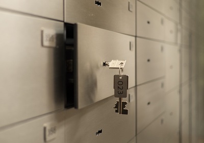 Wertschließfach mit Schlüssel in der Schließfachanlage der SchließBAR23